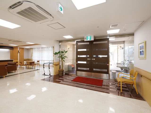 明るいエントランスの様子 玄関 エントランスは開放感溢れる設計となっており、ゆったりとした椅子も配置されています。キャリアを積むには心地よい環境です。