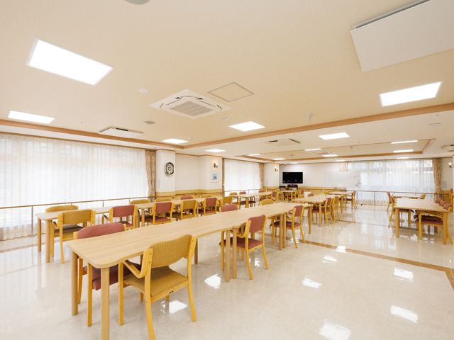 ゆったり食堂スペース 共有スペース ゆったりとした配置のテーブルとイスが配置された明るい食堂です。快適に過ごせる環境でのお仕事をご検討なら、こちらの職場がおすすめです。