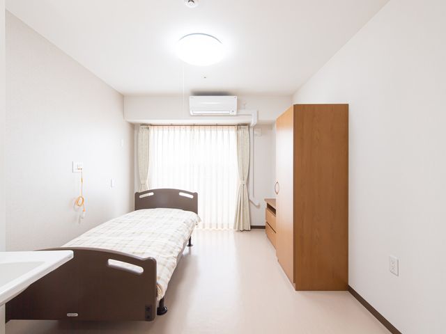 シンプルな居室 居室 広々とした清潔感あふれる居室です。落ち着きのある色合いで、快適な生活空間を提供しています。