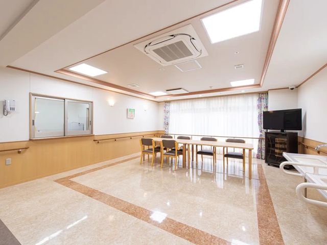 明るい共有スペース リビング   大きな窓から光が入る、ゆったりした共有スペースです。食事や会話、テレビ鑑賞に使いやすい配置です。