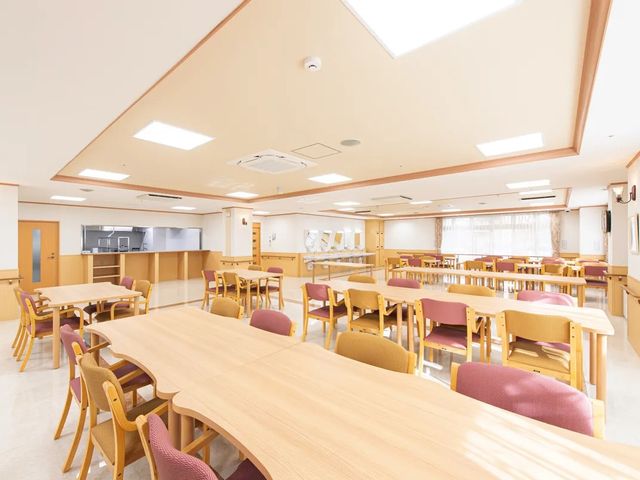 明るい食堂 食堂   大きな窓から光が入る、ゆったりした食堂です。複数のテーブルが並び、食事や団らんの場として使いやすそうです。