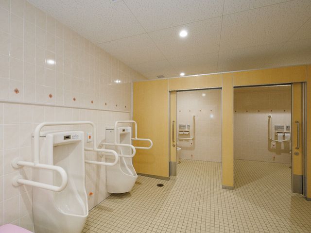 バリアフリー設計のトイレ トイレ 安心してお使いいただける手すり完備の清潔なトイレスペースです。広々としており、車椅子の方も利用しやすいです。