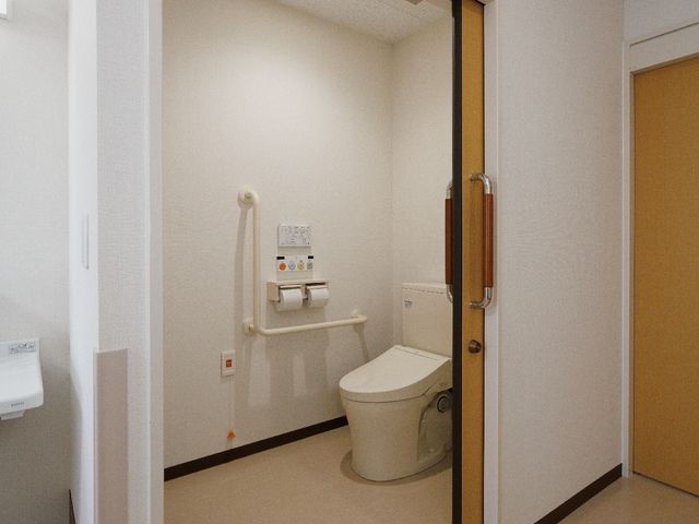 バリアフリーのトイレ トイレ 広々とした清潔感のあるトイレです。手すりが備えられ、安全にご使用いただけます。
