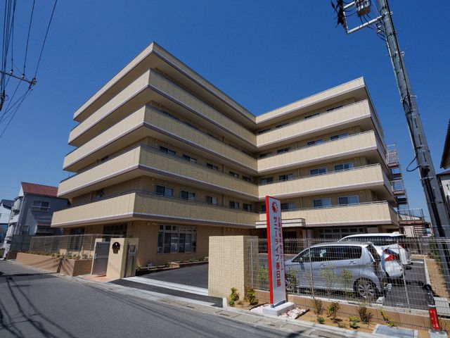 多階層の建物外観 外観 陽光に輝く清潔感ある外観です。地域に開かれた雰囲気が伝わりますので、安心してご勤務いただけます。