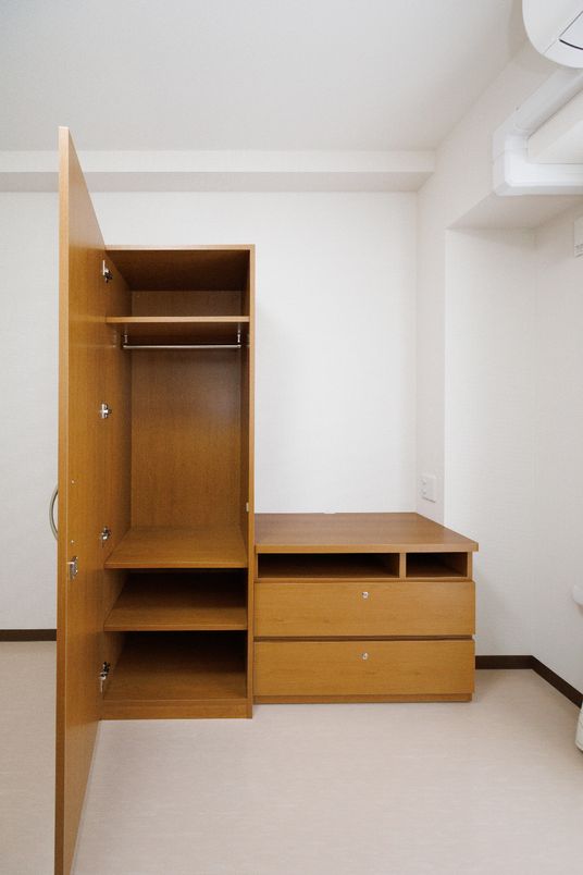 シンプルな木製クローゼット