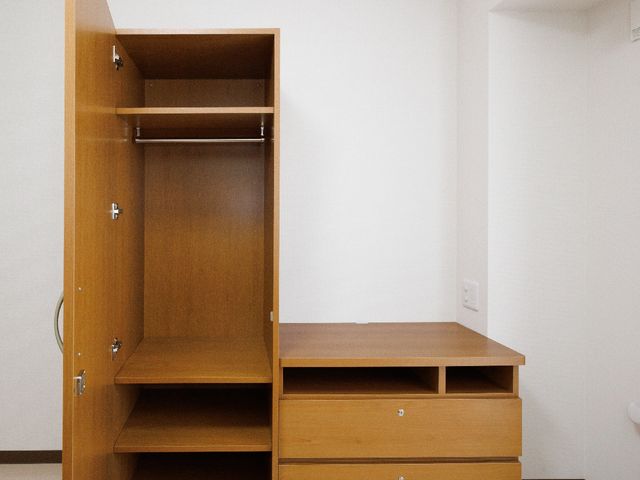 シンプルな木製クローゼット 居室 使いやすい木製の収納家具が整えられた居室です。個人の荷物を整理して、快適な空間を保つことができます。