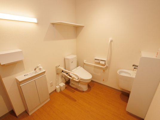 バリアフリー設計のトイレ
