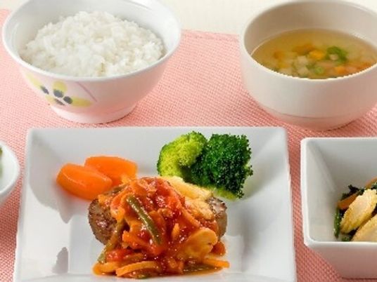 彩り豊かな料理の盛り付け