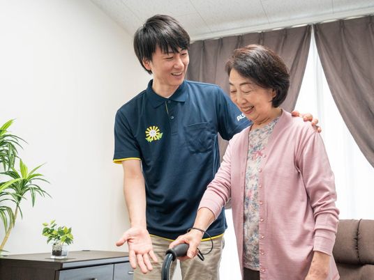 笑顔の介助者と利用者