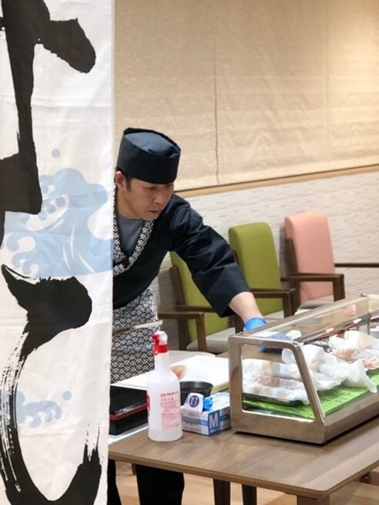 料理スタッフの働く様子