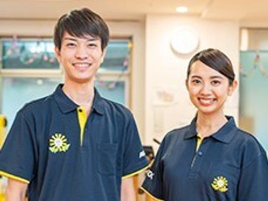 笑顔のスタッフ二人立ち姿