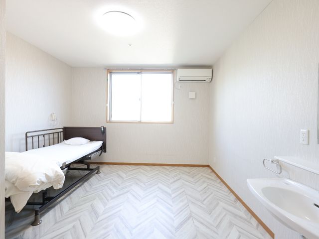 シンプルな個室の居室 居室 清潔感あふれる個室で、必要最小限の家具が整っており、安らぎのプライベート空間が確保されています。