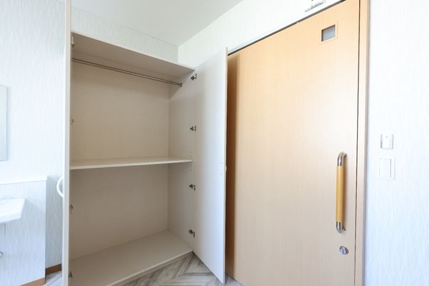 開いている洋室のクローゼット