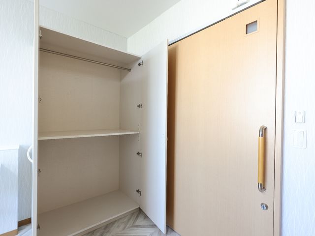 開いている洋室のクローゼット 居室 広々とした収納スペースがある明るいクローゼットです。個人の大切な衣類や日用品を整理して保管できます。