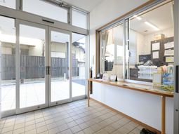 エントランスの明るい風景