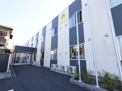 白と青の建物の外観