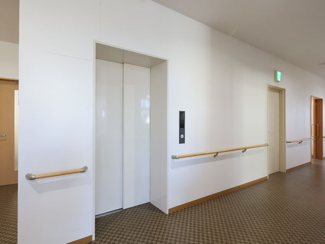清潔な廊下のエレベーター エレベーター 手すりが整った明るい廊下に面するエレベーターです。車いすの方の移動も考えられた設計になっており、快適にご利用いただけます。