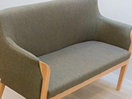木製のソファがあるラウンジ