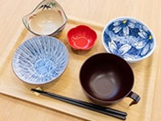 美しい食器が並ぶトレー