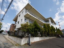 白い建物の屋外景観