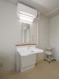 洗面台とエアコンのある部屋