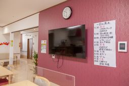 リビング壁時計とテレビ