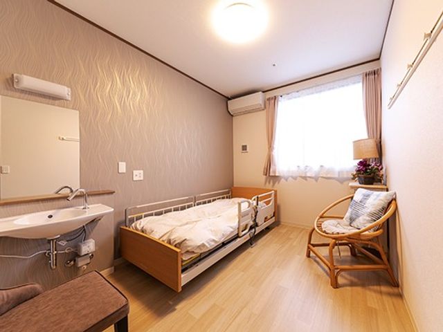 明るい個室の居室 居室   大きな窓から光が入る、落ち着いた雰囲気の居室です。ベッドや洗面台があり、静かに過ごしやすい空間です。