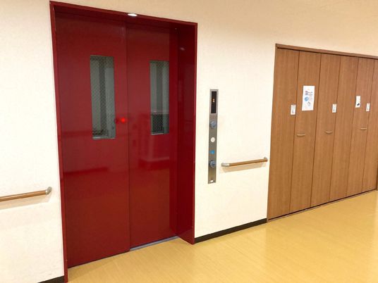 赤い扉のエレベーターと廊下