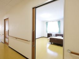 明るい個室の居室