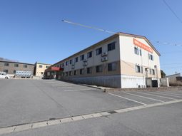 明るい日差しの外観