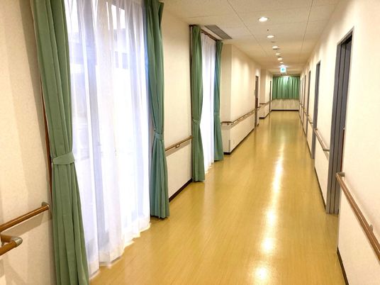 明るく清潔な施設の廊下