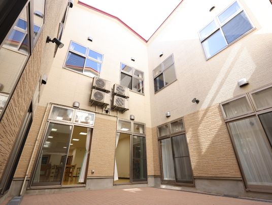 中庭の明るい光景