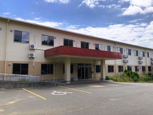 広々とした施設外観