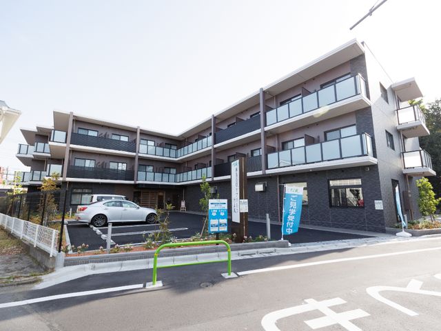 現代的な建物の外観 外観 モダンで洗練されたこの建物は、広々とした駐車場を備え、アクセスの良さが特徴です。働きやすい環境をお求めの方に適した場所です。