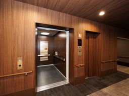 暖かみのあるエレベーターホール