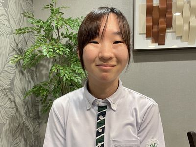 笑顔のスタッフがいる部屋