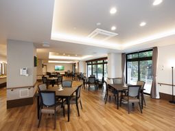 広々とした明るい食堂