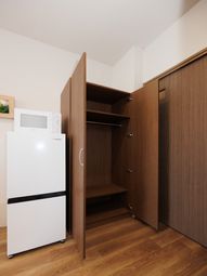 整った居室内の冷蔵庫とクローゼット