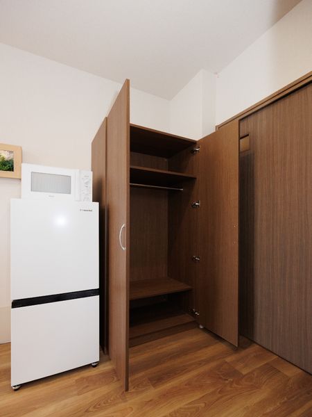 整った居室内の冷蔵庫とクローゼット
