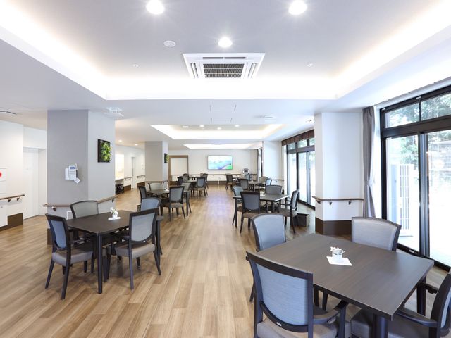 明るいダイニングスペース ダイニングルーム 広々としたダイニングルームは、明るく開放感ある空間です。職員向けには、落ち着いた雰囲気の中でお食事の時間も充実することでしょう。