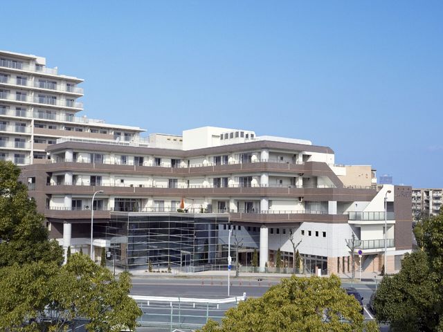 都市部にある大規模な外観 外観 開放感あふれるガラスを多用したエントランスです。明るい日差しも入り、訪れた方を温かく迎えます。