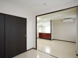 清潔なキッチンのある部屋