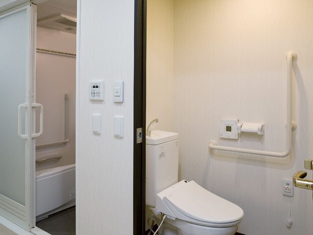 バリアフリー対応のトイレ トイレ 手すり完備の清潔感あるトイレです。ゆとりの空間で安心してお使いいただけます。