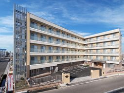 明るい外観の建物