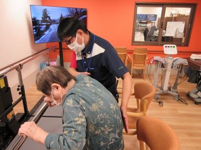 スタッフがリハビリ指導している様子