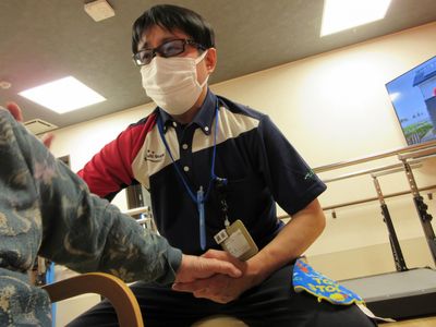 介護スタッフが手助けしている様子