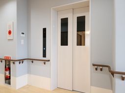 エレベーター周辺の廊下