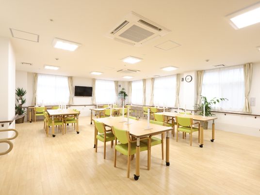 広々とした明るい食堂