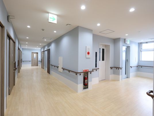 清潔感のある施設の廊下