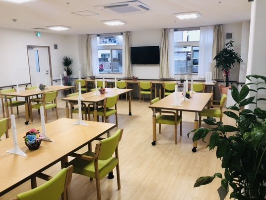 広々とした食堂エリア